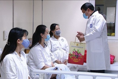 Thứ trưởng Bộ Y tế: Ấn tượng hình ảnh bác sĩ đón công dân Việt ở Vũ  Hán