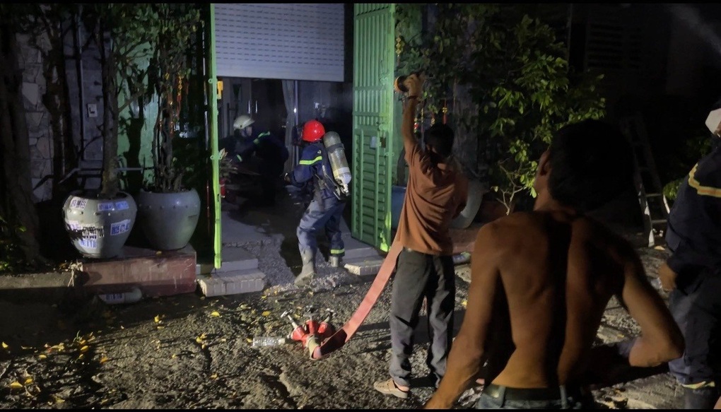 Giải cứu người phụ nữ trong căn nhà bốc cháy ở TPHCM - 1 Giải cứu người phụ nữ trong căn nhà bốc cháy ở TPHCM - 1