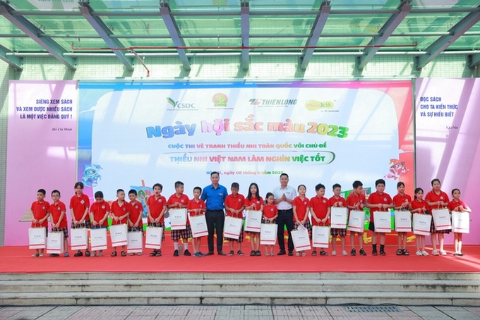 Ban tổ chức tặng quà cho thiếu nhi tham gia ngày hội.