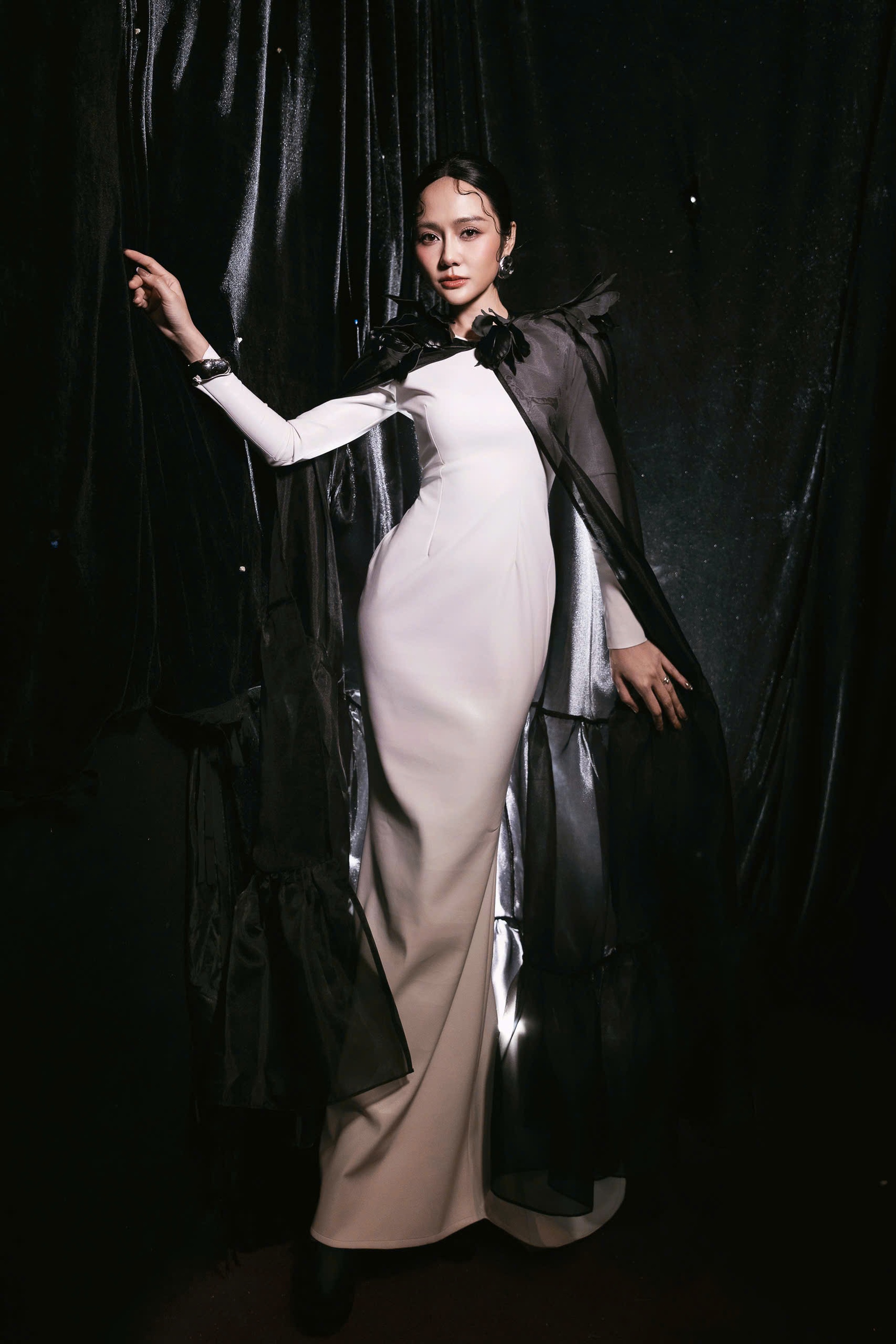 ពិធីករស្រីពីរភាសាដែលមានរូបរាងដូចតារាម៉ូដែលឈរលើវិថីសិល្បៈ - ៧ Nữ MC song ngữ có vóc dáng như người mẫu nổi bật trên sàn thời trang - 7