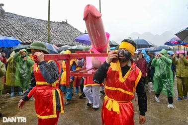 Trai gái ngượng chín mặt khi xem hội Ná Nhèm rước "của quý" ở Lạng Sơn