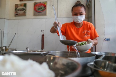 Phục vụ quán ăn phải có xác nhận mới được xét hỗ trợ?