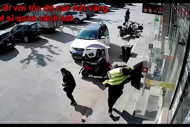 Sĩ quan cảnh sát gặp tai nạn hy hữu khi bị lốp xe tải văng trúng người