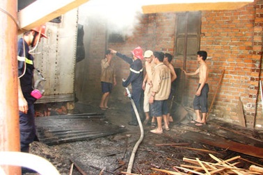 Hoảng loạn vì cháy lò sấy gỗ sát cây xăng
