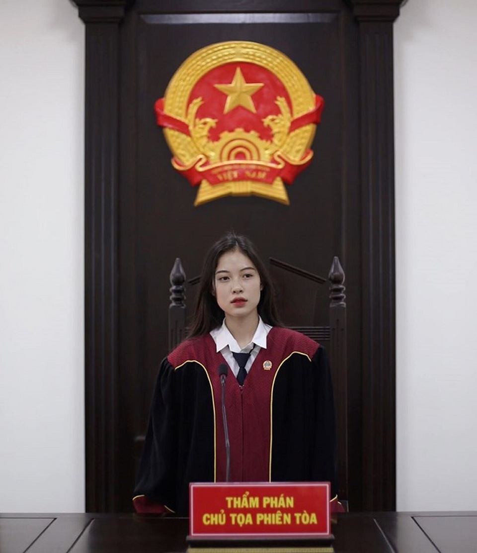 Hot girl thẩm phán lại gây sốt khi diện cảnh phục - 2 Hot girl thẩm phán lại gây sốt khi diện cảnh phục - 2