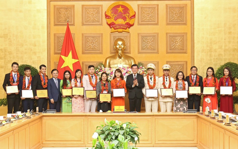 Gặp giáo viên nghề được tuyên dương cán bộ, công chức trẻ tiêu biểu 2020 - 2 Gặp giáo viên nghề được tuyên dương cán bộ, công chức trẻ tiêu biểu 2020 - 2
