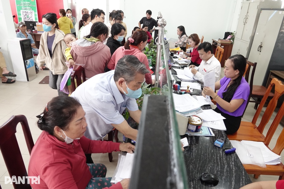 Lãnh đạo xã gần 200.000 dân kể chuyện bữa trưa tay làm hàm nhai ở công sở - 1