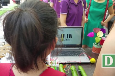 Độc đáo biến dưa chuột thành "phím đàn" chơi nhạc