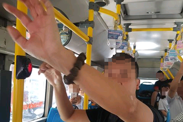 Tạm giữ đối tượng “tự sướng” gần nữ sinh trên xe buýt để xác minh hành vi dâm ô