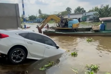 Ô tô con cắm đầu lao xuống nước ở bến phà