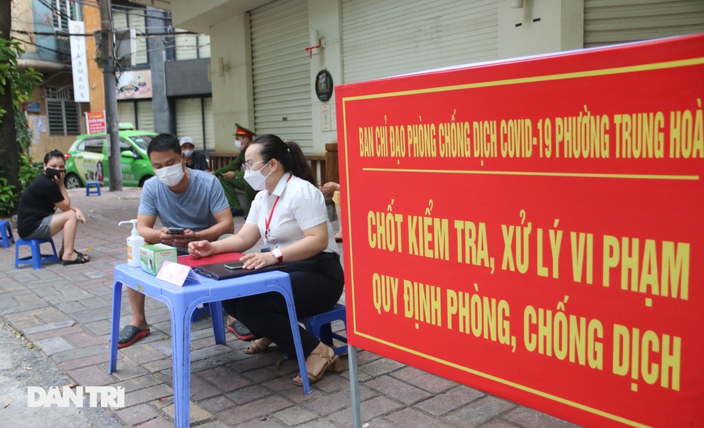 Theo chân công an Hà Nội xử lý người ra đường không lý do chính đáng - 1 Theo chân công an Hà Nội xử lý người ra đường không lý do chính đáng - 1