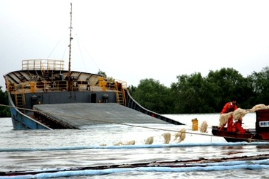 Tìm thấy thi thể nạn nhân vụ chìm tàu trên sông Nhà Bè