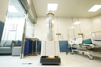 Bệnh viện công đầu tiên ở Việt Nam có 2 robot khử khuẩn công nghệ mới UV