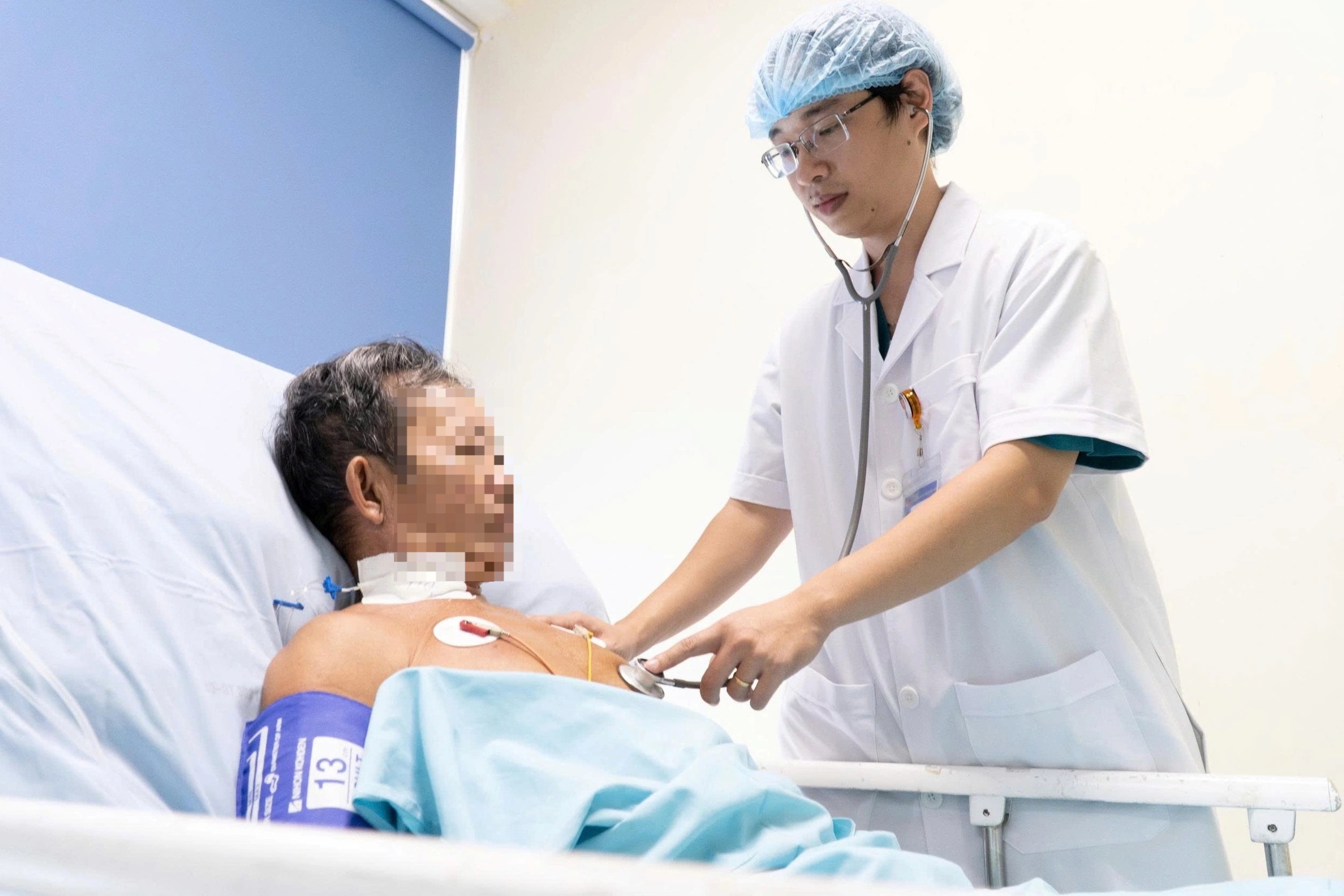 Cứu sống bệnh nhân nguy kịch khi bị ong vò vẽ đốt hơn 30 vết - 1