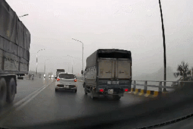 Nổi bật tuần qua: Xe tải vượt ẩu trên cầu suýt gây tai nạn kinh hoàng