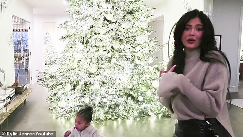 Kylie Jenner khoe ảnh cây thông Noel tại nhà riêng - 2 Kylie Jenner khoe ảnh cây thông Noel tại nhà riêng - 2