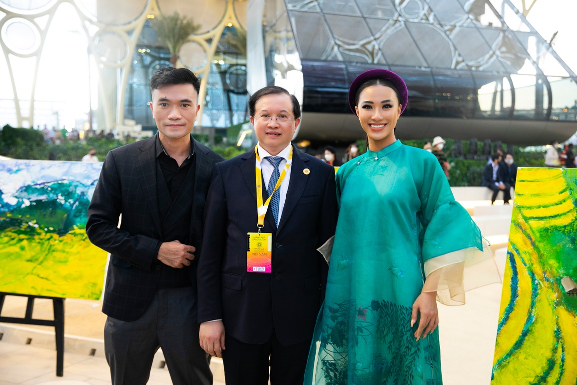 Á hậu Kim Duyên trình diễn cho NTK Vũ Việt Hà tại Ngày Quốc gia Việt Nam - 2 Á hậu Kim Duyên trình diễn cho NTK Vũ Việt Hà tại Ngày Quốc gia Việt Nam - 2