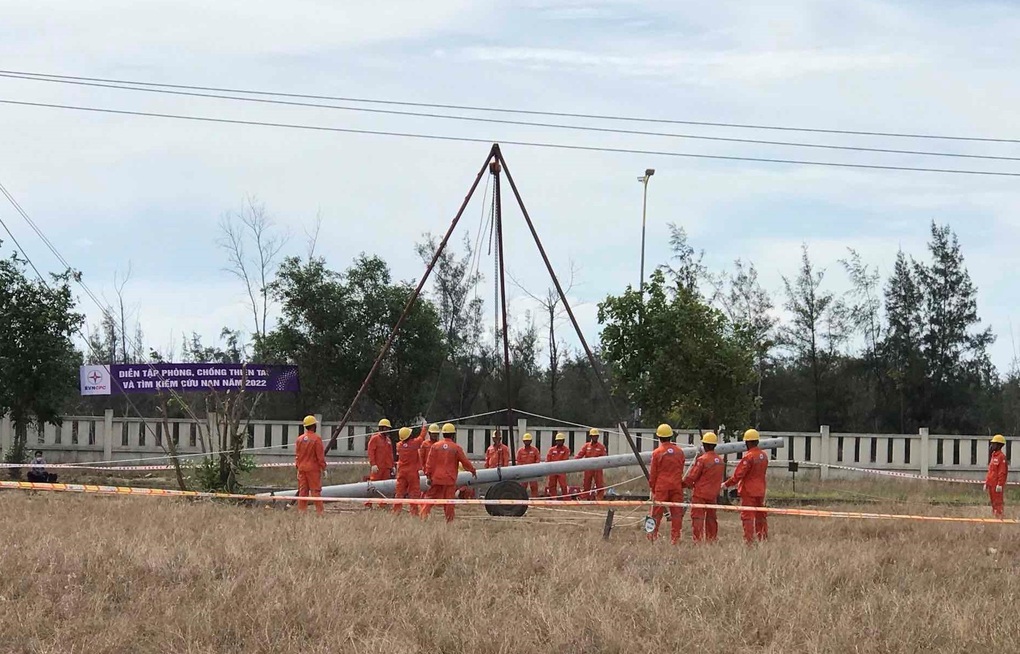 Điện lực Đắk Nông hỗ trợ khắc phục sự cố lưới điện miền Trung - 1 Điện lực Đắk Nông hỗ trợ khắc phục sự cố lưới điện miền Trung - 1
