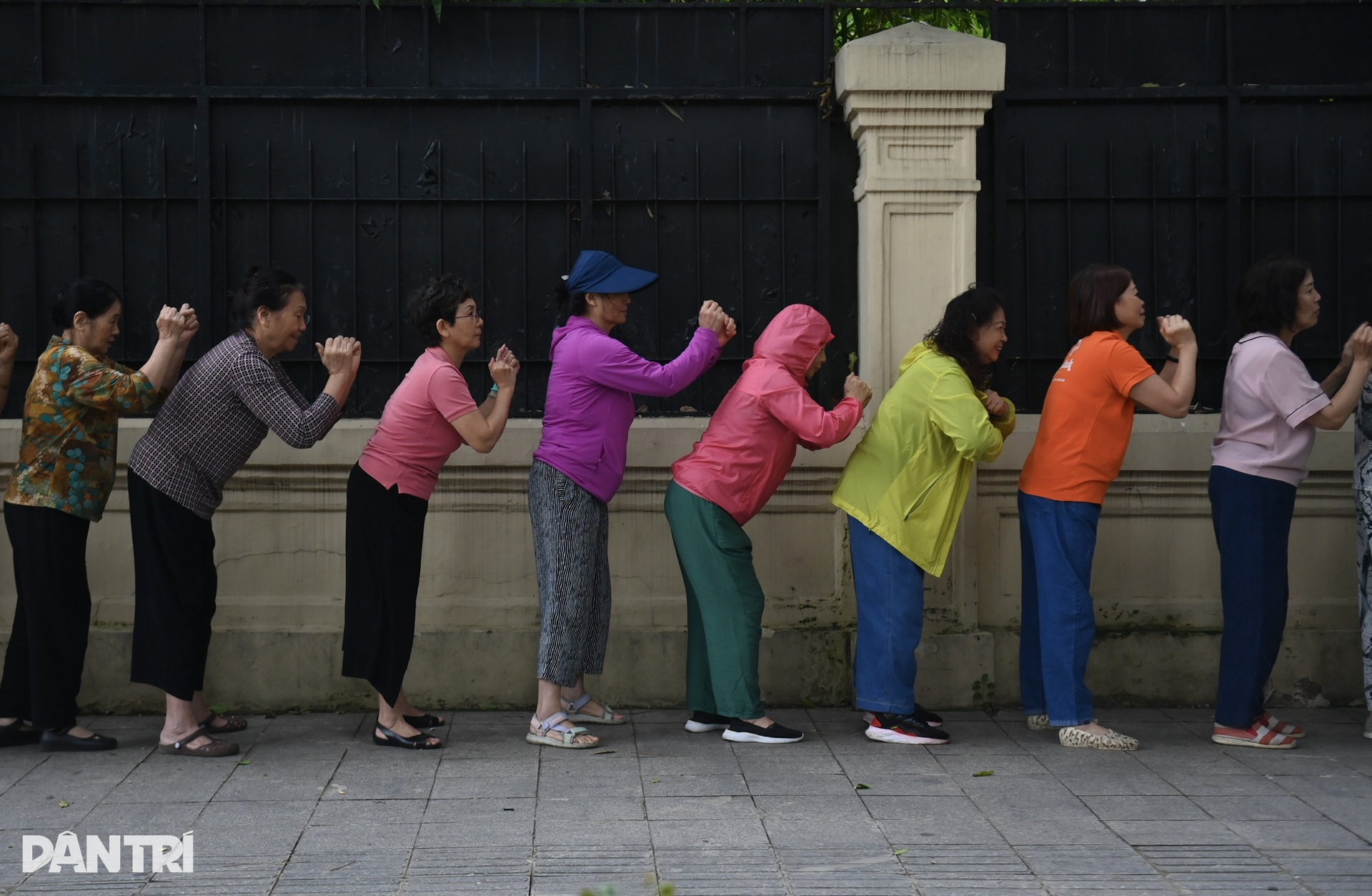 Người Hà Nội khoác áo ấm trong ngày gió lạnh tràn về - 8 Người Hà Nội khoác áo ấm trong ngày gió lạnh tràn về - 8