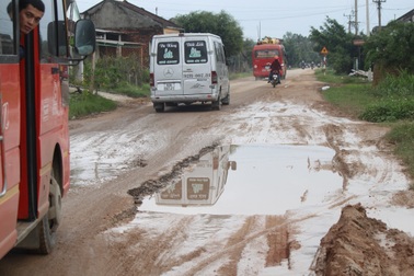 Né trạm cân, xe quá tải cày nát quốc lộ 19B