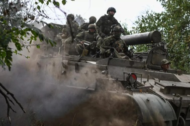 Ukraine rút quân, Nga kiểm soát hoàn toàn pháo đài chiến lược Donbass