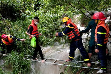Giải cứu nhóm giáo viên, học sinh đi dã ngoại bị mắc kẹt trên núi