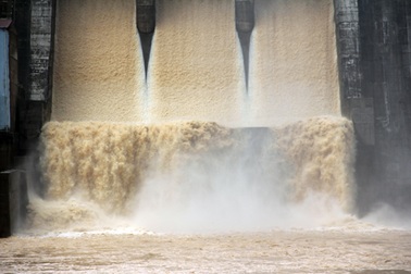 Thủy điện Hố Hô xả lũ, bờ kè mới thi công bị cuốn phăng