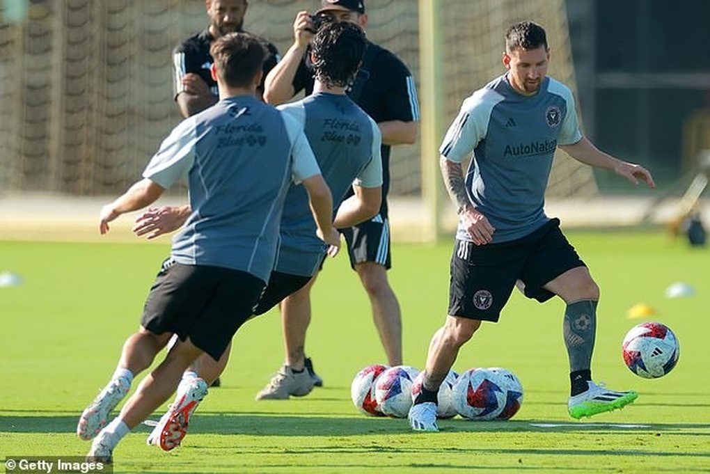Messi phấn khích trong buổi tập luyện trước trận ra mắt Inter Miami - 2 Messi phấn khích trong buổi tập luyện trước trận ra mắt Inter Miami - 2