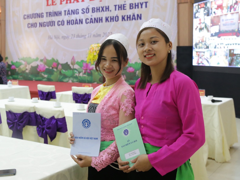 Tặng 1.900 sổ BHXH và thẻ BHYT cho người khó khăn - 2 Tặng 1.900 sổ BHXH và thẻ BHYT cho người khó khăn - 2