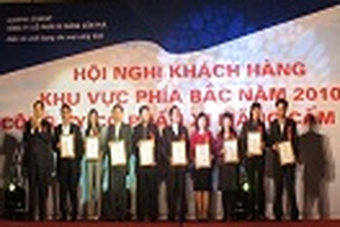 Xi măng Cẩm Phả tặng bảo hiểm y tế cho nhà phân phối.