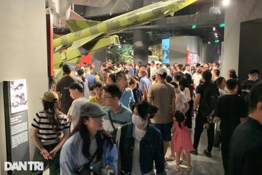 Người dân Hà Nội xếp hàng dài tham quan miễn phí Bảo tàng Lịch sử Quân sự