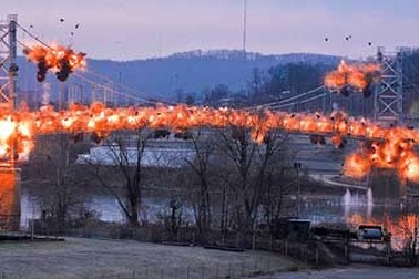 Đánh sập cây cầu lịch sử trong tích tắc