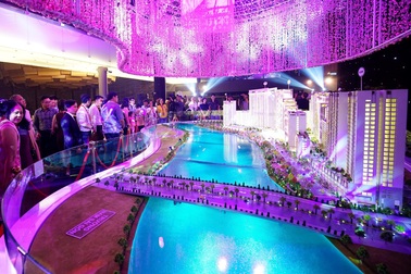 Nhà giàu TPHCM nườm nượp đến tham quan tòa nhà Dấu Ấn ở Nam Sài Gòn