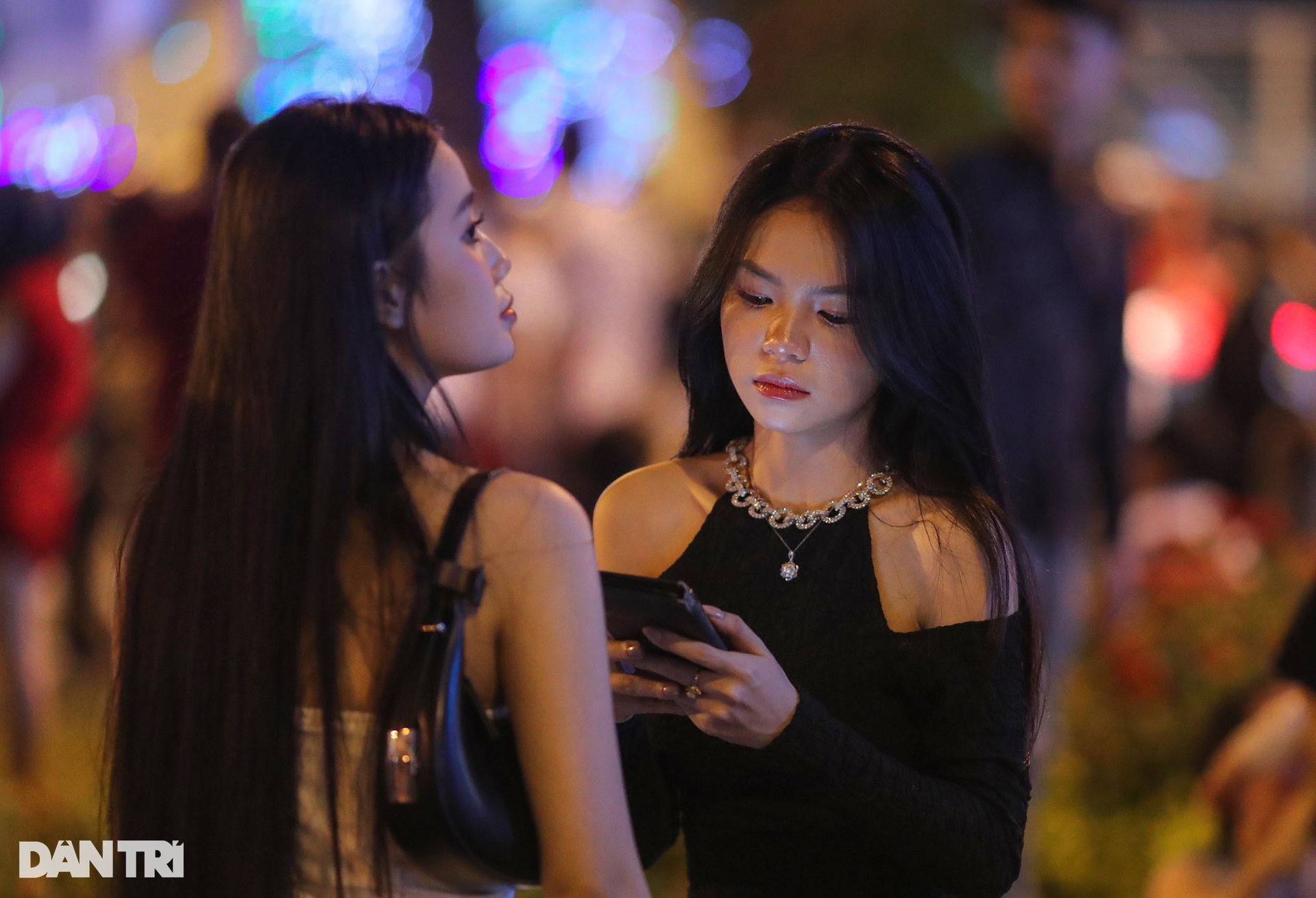 Nhiều bạn trẻ chờ cả đêm để xin vào nhà thờ Đức Bà mừng Chúa Giáng sinh - 2 Nhiều bạn trẻ chờ cả đêm để xin vào nhà thờ Đức Bà mừng Chúa Giáng sinh - 2
