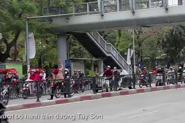 Người đi bộ thờ ơ với cầu vượt bộ hành trên các tuyến phố ở Hà Nội.