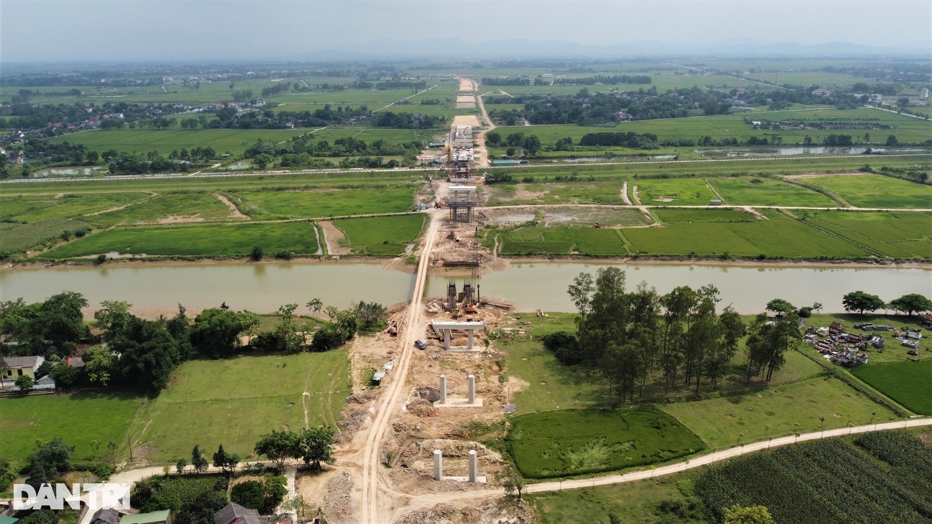 Hình hài cây cầu 1.200 tỷ đồng vượt sông dài nhất tuyến cao tốc Bắc - Nam - 6 Hình hài cây cầu 1.200 tỷ đồng vượt sông dài nhất tuyến cao tốc Bắc - Nam - 6