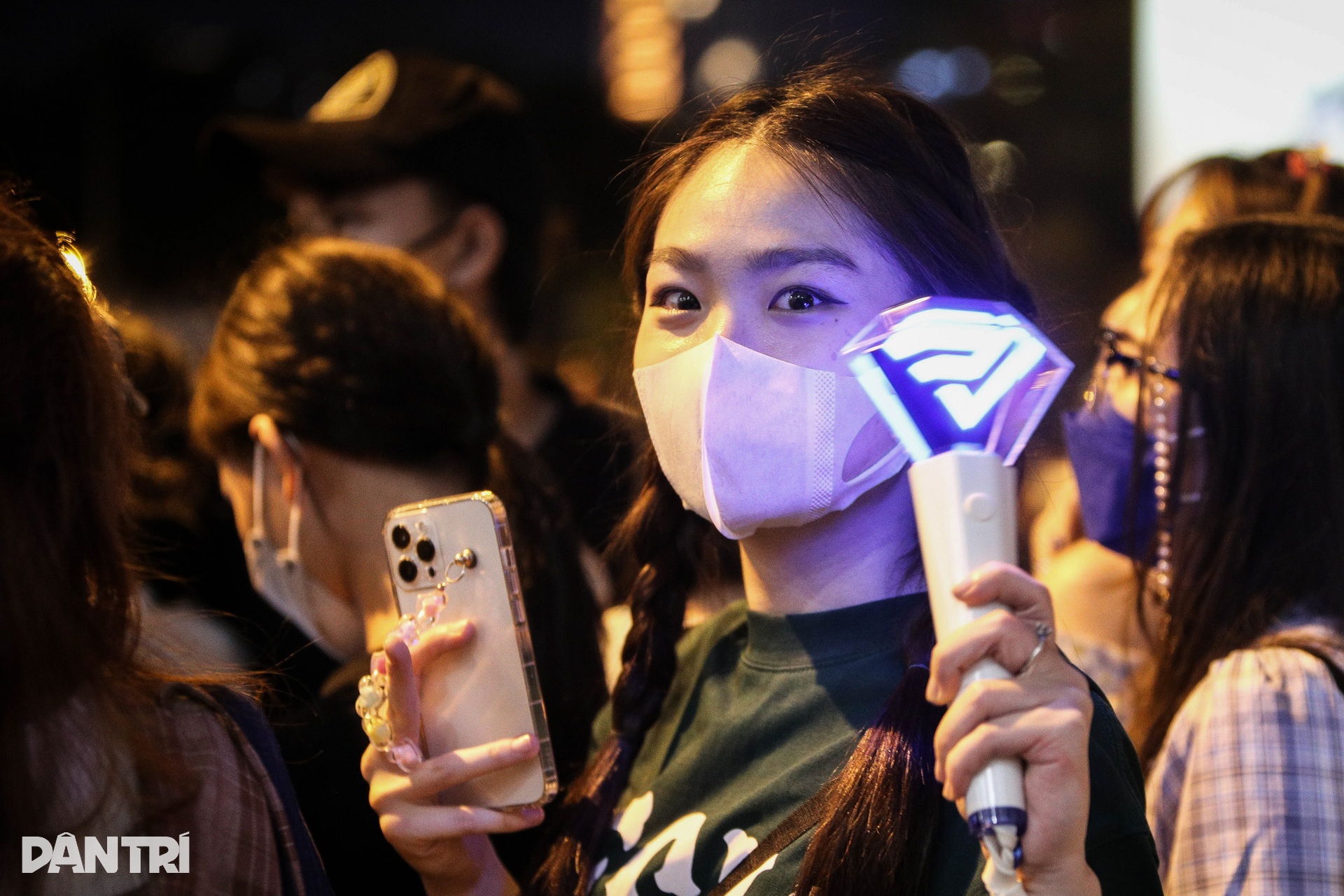 Hàng trăm fan xếp hàng dài ở sân bay chờ đón Super Junior đến Việt Nam - 10 Hàng trăm fan xếp hàng dài ở sân bay chờ đón Super Junior đến Việt Nam - 10