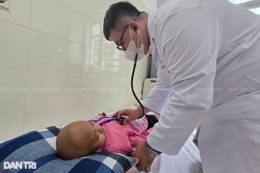 Bé gái 10 tuổi vùng cao bật khóc: Xin giữ đôi chân cho con! - 5 Bé gái 10 tuổi vùng cao bật khóc: Xin giữ đôi chân cho con! - 5