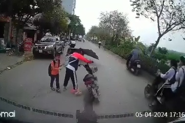 Xe máy chở mái tôn cồng kềnh quệt ngã 2 học sinh