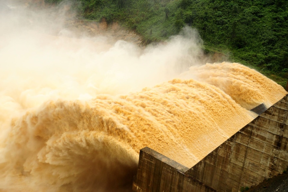 Mưa lớn kéo dài, 2 thủy điện xả lũ, dân lo lắng đi sơ tán - 4 Mưa lớn kéo dài, 2 thủy điện xả lũ, dân lo lắng đi sơ tán - 4