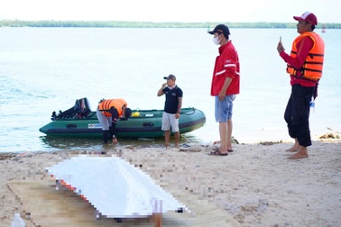 Tìm thấy thi thể người cha bồng con gái nhảy cầu Cửa Đại