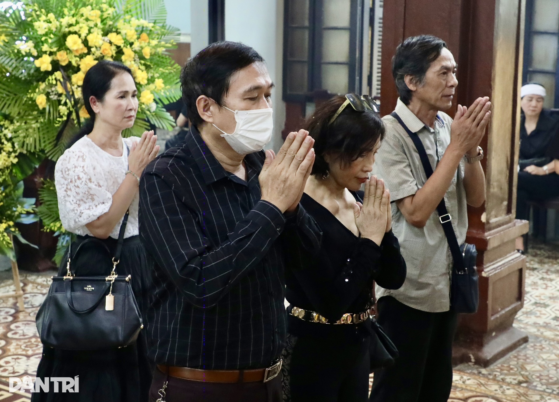 Thu Quế và đông đảo nghệ sĩ đến tiễn đưa đạo diễn Nguyễn Hữu Phần - 6 Thu Quế và đông đảo nghệ sĩ đến tiễn đưa đạo diễn Nguyễn Hữu Phần - 6