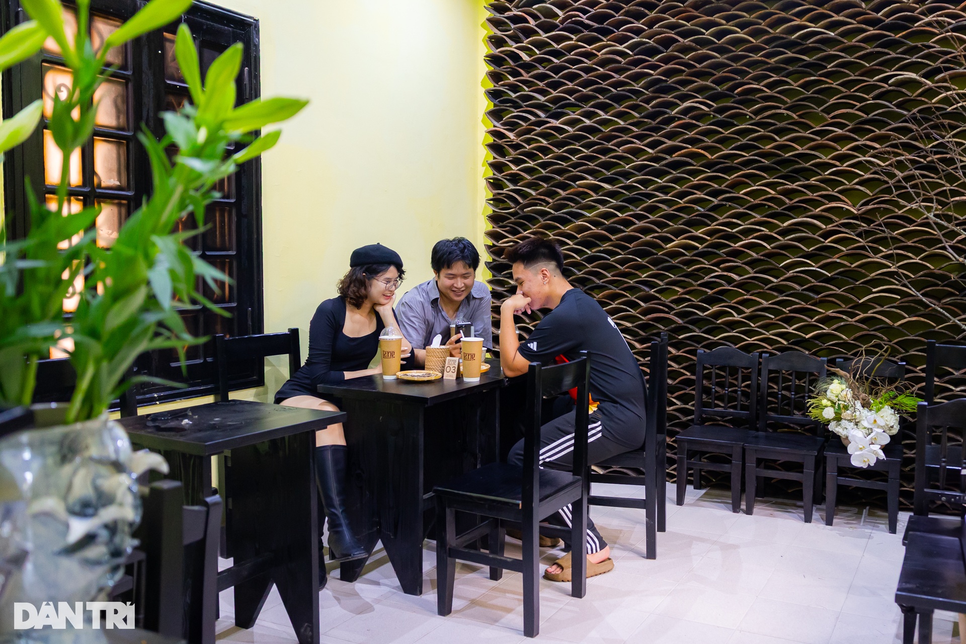 Hà Nội: Quán cà phê gợi ký ức làng quê với cổng làng, mái ngói và… gà gáy - 9 Hà Nội: Quán cà phê gợi ký ức làng quê với cổng làng, mái ngói và… gà gáy - 9