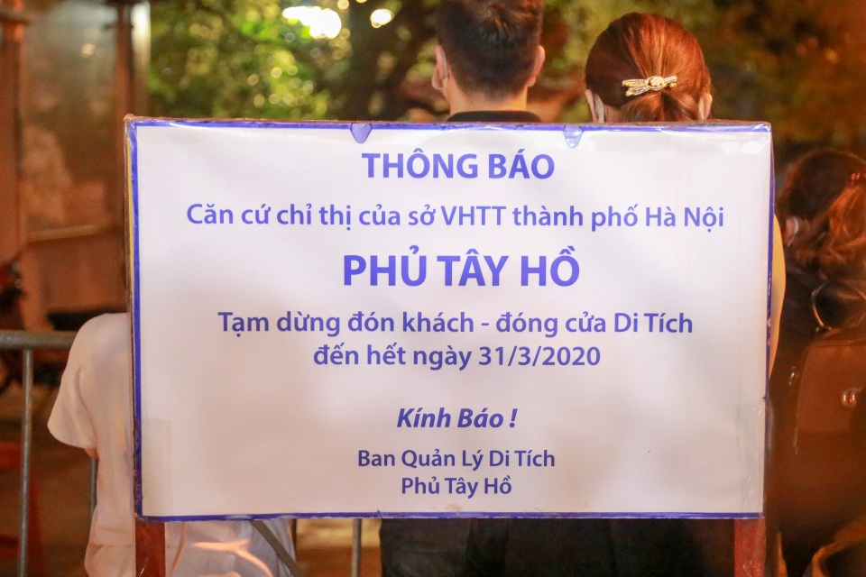 Phủ Tây Hồ đóng cửa, hàng trăm người dân vẫn chen nhau đi lễ - 9 Phủ Tây Hồ đóng cửa, hàng trăm người dân vẫn chen nhau đi lễ - 9