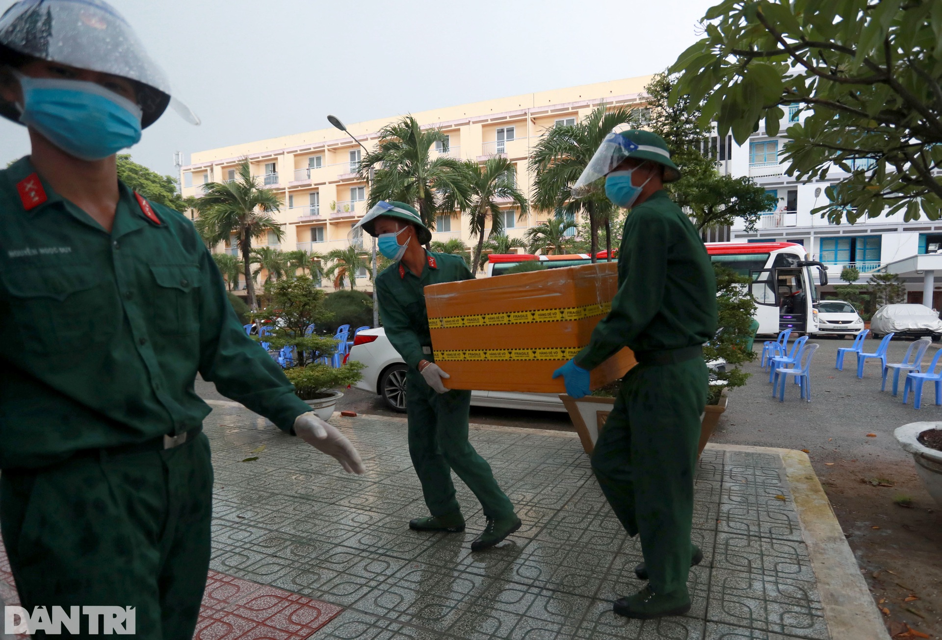 Người dân xóm trọ nghèo được về khách sạn ở miễn phí để tránh dịch - 7 Người dân xóm trọ nghèo được về khách sạn ở miễn phí để tránh dịch - 7