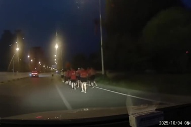 Tài xế ô tô muốn dạy cho nhóm người tập thể dục một bài học