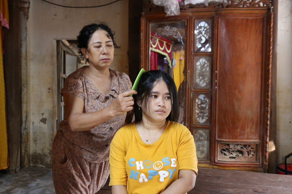 Mẹ ung thư chăm con thiểu năng trí tuệ trong căn nhà sập từng mảng - 2 Mẹ ung thư chăm con thiểu năng trí tuệ trong căn nhà sập từng mảng - 2