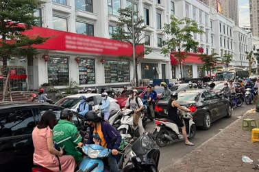 Phân luồng ở Đại lộ Thăng Long: Giao thông hỗn loạn, bỏ xe đi bộ về nhà