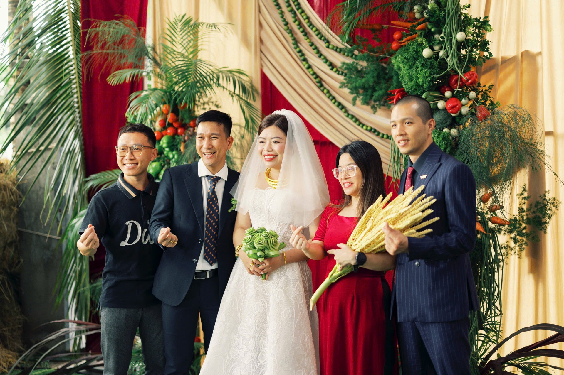 Cặp đôi Bình Định trang trí lễ cưới bằng 1 tấn rau củ, tặng khách mang về - 3 Cặp đôi Bình Định trang trí lễ cưới bằng 1 tấn rau củ, tặng khách mang về - 3