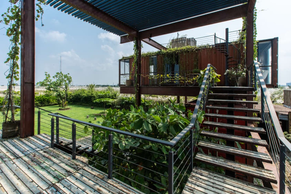 Khó tin nhà 3 tầng đẹp như resort được làm từ container - 5 Khó tin nhà 3 tầng đẹp như resort được làm từ container - 5